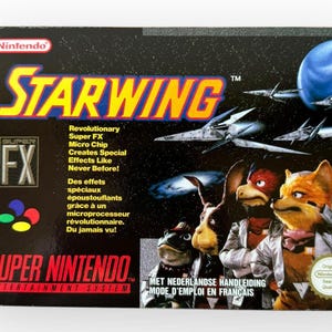 Puede incluir: Un cartucho de juego Super Nintendo Entertainment System para Starwing, con un fondo negro, un título amarillo y azul, una nave espacial y tres personajes de dibujos animados. El cartucho de juego tiene un logotipo de Super FX y texto que dice "Revolutionary Super FX Micro Chip Creates Special Effects Like Never Before!" y "Des effets spéciaux époustouflants grâce à un microprocesseur révolutionnaire. Du jamais vu!"