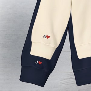 Sudadera con inicial bordada personalizada de corazón para pareja, con nombre inicial en la manga, ideal para aniversario, día de San Valentín o para parejas.