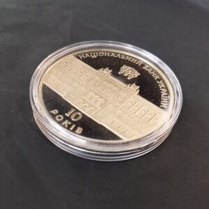 Moneda de alpaca coleccionable: 10º aniversario del Banco Nacional de Ucrania - Serie Renacimiento del Estado ucraniano.