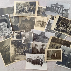 Set echte vintage zwart-witfoto's. Na WO II Oost-Duitsland. Sovjetsoldaten en hun families. Na de oorlog Berlijn. 21 foto's.