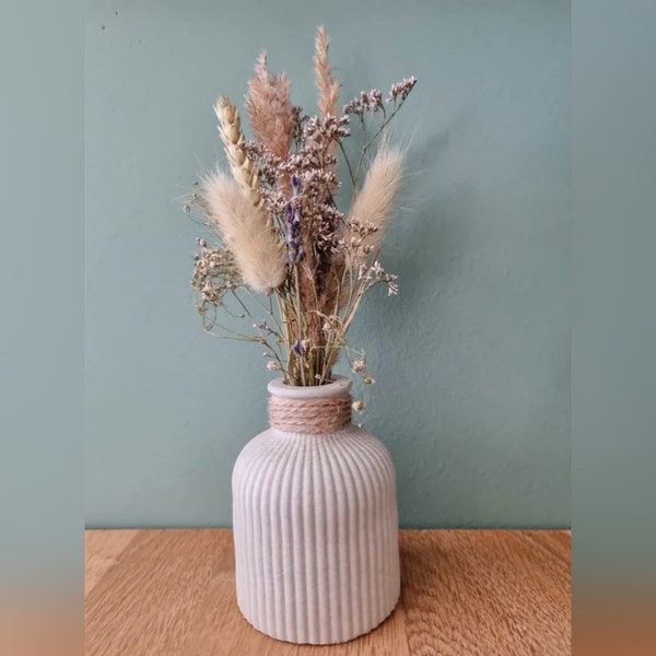 Grooved vase, vase with grooves, concrete vase, concrete decoration, spring decoration, dried flowers, accessory, home accessory, decorative item,