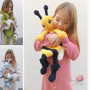 Könnte beinhalten: Häkelanleitung für einen 3-in-1-Kuscheltier. Die Anleitung enthält Anweisungen zum Häkeln einer Biene, eines Marienkäfers und einer Raupe. Die Anleitung ist auf Etsy zum Kauf erhältlich.