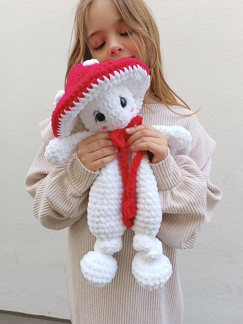 Paddenstoel knuffelpatroon. Amigurumi leuk voor een meisje. Veiligheidsdeken van pluche speelgoed. Eenvoudig laag-naai-haakpatroon voor beginners. Engels afbeelding 7