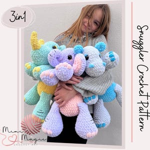 Puede incluir: Una persona joven sosteniendo tres animales de peluche tejidos a crochet. Los animales son un dinosaurio azul y verde, un hipopótamo lavanda y rosa y un hipopótamo azul claro. El texto "3in1" y "Smuggler Crochet Pattern" son visibles en la imagen.