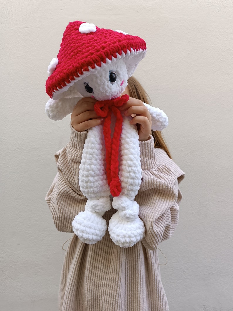 Paddenstoel knuffelpatroon. Amigurumi leuk voor een meisje. Veiligheidsdeken van pluche speelgoed. Eenvoudig laag-naai-haakpatroon voor beginners. Engels afbeelding 2