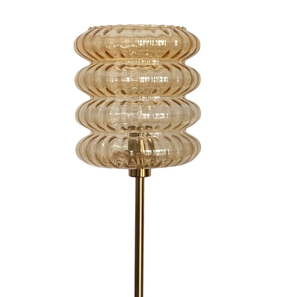 Lampe vintage à poser avec un globe ancien strié doré et un pied doré