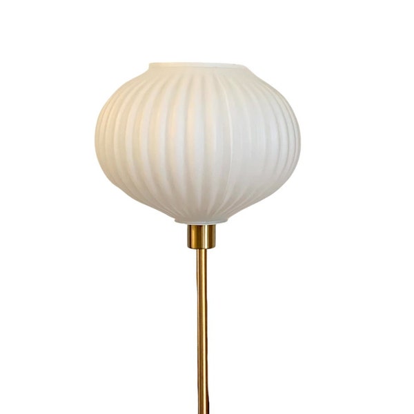 Lampe à poser avec un globe ancien strié blanc en verre et un pied doré