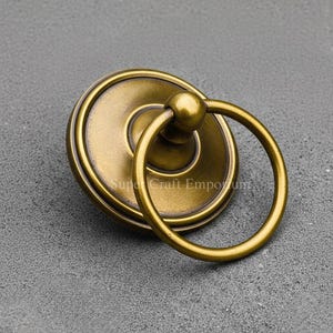 May include: A handmade wooden chopping board with a natural wood grain finish. It has a juice groove and a handle. Dimensions are approx. 45 cm long, 30 cm wide, and 2.5 cm thick.