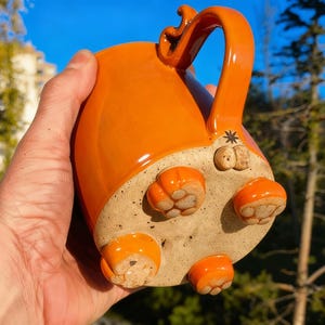 猫の足とお尻が描かれたマグカップ - 動物好きへのギフト - ユニークなコーヒーカップ