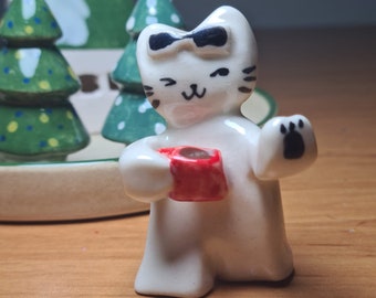 Kaffeetrinkende Katzenfigur aus Keramik