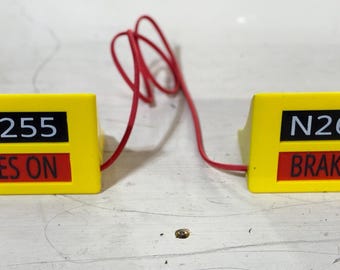 Twee sets remblokken (4 blokken) - met aanpassing van het N-nummer en aanduiding van de staat van de rem aan/uit. Beide netvoedingen geblokkeerd!