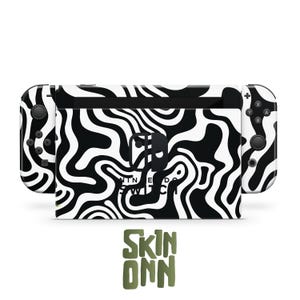 Puede incluir: Una consola Nintendo Switch con un diseño de patrón ondulado en blanco y negro. La consola tiene botones negros y una pantalla negra. El texto "NINTENDO SWITCH" es visible. Las palabras "SKIN ONN" están en verde.