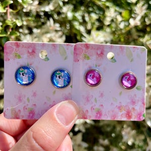 Lindo aderezo de dopamina Kitsch Kawaii Novedad Retro 90s Dibujos animados Nostalgia Rosa + Azul Pony Caballo 12mm + 10mm Pendientes de acero inoxidable
