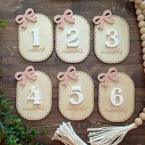 Jalons mensuels pour bébé avec noeud en bois, accessoire photo pour bébé | Marqueurs de pétoncles | Frais 48 photos | Cadeau baby shower | Cadeau pour nouvelle maman | Cadeau nouveau-né |