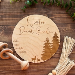 Letrero con estadísticas de anuncio de nacimiento en el bosque, hito del bebé en el bosque, regalo para bebé niño que caza, letrero para guardería con ciervos, recuerdo para bebé al aire libre, accesorio para fotos