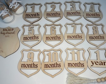 Marcadores de hitos para bebés con placa de policía: accesorios fotográficos de madera grabados