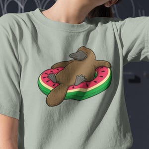 Platypus Pool Float Shirt, Komfort Farben Schnabeltier T-Shirt, Lustiges australisches Tier T Shirt, Sommer Wildtier Shirt, Monotreme Geschenk