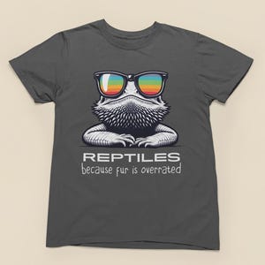 Miłośnik gadów Unisex Softstyle T-shirt, Futro jest przereklamowane, Koszulka dla opiekuna gadów, Prezent dla gadów domowych, Koszulka z jaszczurką wężem gekonem brodatym smokiem