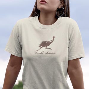 Camiseta gráfica de emú corriendo, camiseta unisex suave Turbo Chicken para amantes de la naturaleza, amantes de las aves, regalo para los amantes de las aves.