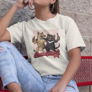 Camiseta "Beast Friends", camiseta del demonio de Tasmania y el tigre, divertida camiseta unisex suave con animales bebiendo cerveza, camiseta "Betting Buddies", divertida caricatura