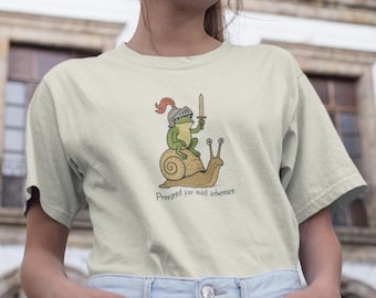 Groda Snigel T-shirt | Förberedd för milt äventyr | Nyckfull Grodritter T-shirt | Söt Natur T-shirt | Sagobokskonst med Groda