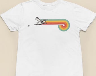 Könnte beinhalten: Weißes T-Shirt mit einem Retro-Regenbogen-Design und einer Möwe, die hindurchfliegt.