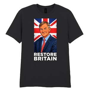 Peut inclure: T-shirt noir avec un portrait d'homme en costume, sur fond de drapeau britannique. Le texte "RESTORE BRITAIN" est imprimé en blanc en dessous. Le t-shirt est fait d'une matière douce.
