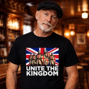 Peut inclure: T-shirt noir avec un motif de chevaliers en armure, le drapeau Union Jack et le texte "UNITE THE KINGDOM". Le motif comprend des croix rouges sur les boucliers et l'armure des chevaliers.