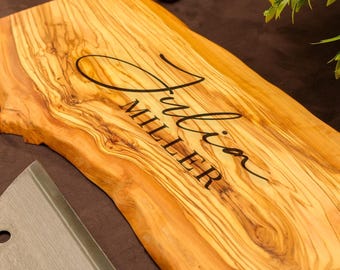 Personalisiertes Live Edge Schneidebrett: Olivenholzgravur für Mamas Küche