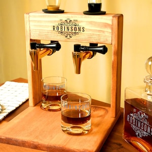Gepersonaliseerde whiskykaraf, gegraveerde aangepaste houten likeurdispenser met glazen, cadeauset voor stel, jubileumcadeau, decor nieuwe thuisbar