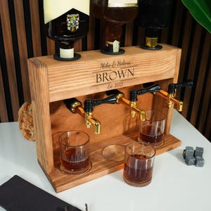 Hölzerner Whisky Spender, kundenspezifische Hochzeit, Verlobungsgeschenk, neues Haus Geschenk, personalisierte Schnapsspender-Set für Paare, Einweihungsgeschenk