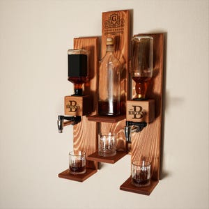 Coffret cadeau whisky personnalisé distributeur d'alcool, distributeur de whisky mural, stockage de whisky personnalisé avec des verres, idées de décoration de bar à domicile