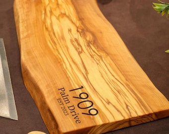 Gepersonaliseerde kaasserveerplank van olijfhout: cadeau met live rand voor housewarming