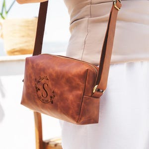 Personalisierte Leder Umhängetasche Frau, Benutzerdefinierte Jubiläum Geschenk, Monogramm Handtasche, Leder Crossbody Bag, Frauen Geschenk Leder-Accessoires