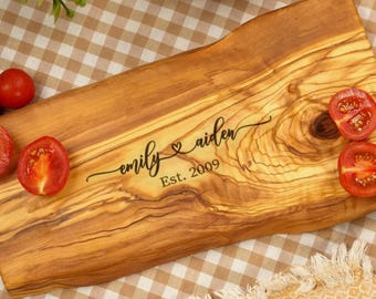 Gepersonaliseerde live-edge snijplank van olijfhout: gegraveerde serveerplank voor een romantisch diner