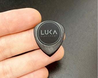 Handcrafted 3mm thick guitar pick in shape of flow made of lasting uhmwpe in black and green colors best gift for guitarist - Flow PE