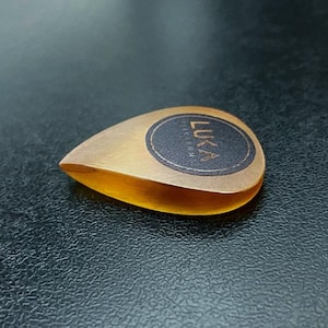 Púa de guitarra Luka Plectrums Amber Ultem Teardrop – Gruesa, precisa y con buen agarre.