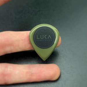 Púa de guitarra de jazz de acrílico Kirinite hecha a mano, color verde oliva.