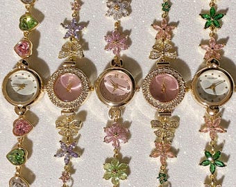 Colección de relojes Blush Garden Charm, reloj dorado, reloj floral, pulsera con dijes, reloj rosa, regalo único, regalo para ella, reloj verde