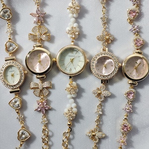The Watch Sisters Pink Edition bedelhorlogecollectie, roze zirkoonhorloge, vintage look bedelarmband, bloemencharmhorloge, vintage horloge