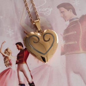 Collar con medallón en forma de corazón de Clara la Cascanueces: dije de esmalte chapado en oro, regalo de ballet