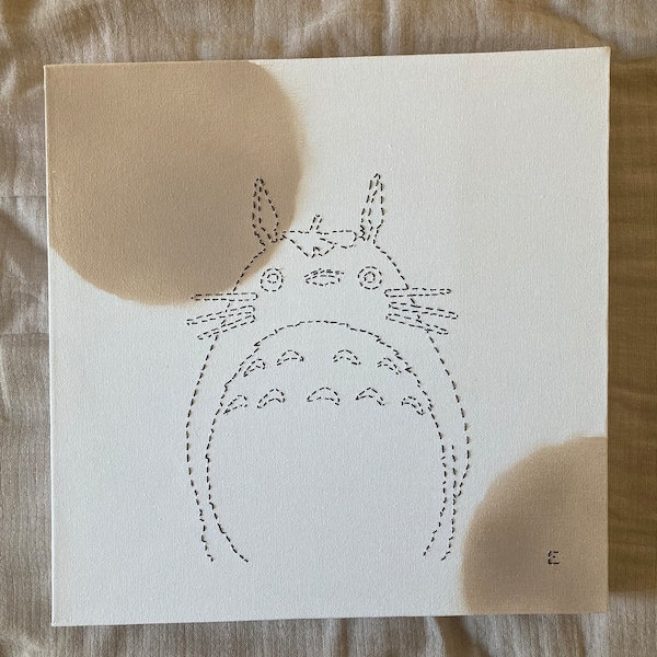 Tableau Totoro brodé minimaliste