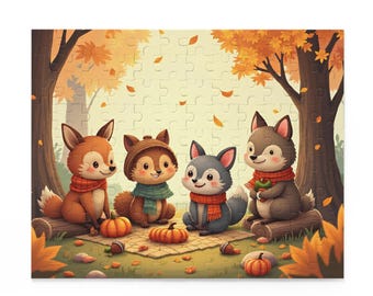 Könnte beinhalten: Ein farbenfrohes Puzzle mit vier Zeichentricktieren: einem Fuchs, einem Eichhörnchen und zwei Wölfen, die alle Schals tragen. Sie versammeln sich zu einem Picknick mit Kürbissen und Eicheln in einer herbstlichen Waldkulisse. Das Puzzle besteht aus vielen Teilen.