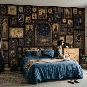 Pode incluir: Um quarto com uma parede azul-escura coberta por uma galeria de impressões artísticas emolduradas de estilo celestial e vintage. O quarto inclui uma cama azul com uma manta bege, uma cómoda de madeira, um espelho grande e um tapete pequeno.