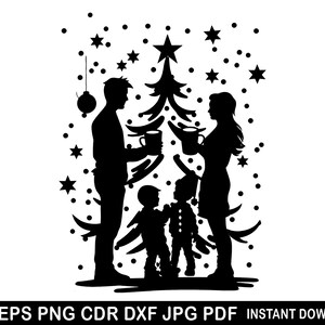 Könnte beinhalten: Schwarze Silhouette einer vierköpfigen Familie, die vor einem Weihnachtsbaum steht. Die Familie hält Tassen mit heißer Schokolade in der Hand. Der Baum ist mit Sternen und Kugeln geschmückt.