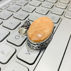 Pfirsich Mondstein Anhänger - Natürliche Oval Edelstein Halskette - Handgemachter versilberter Kristall Schmuck - Einzigartiges Geschenk für Sie