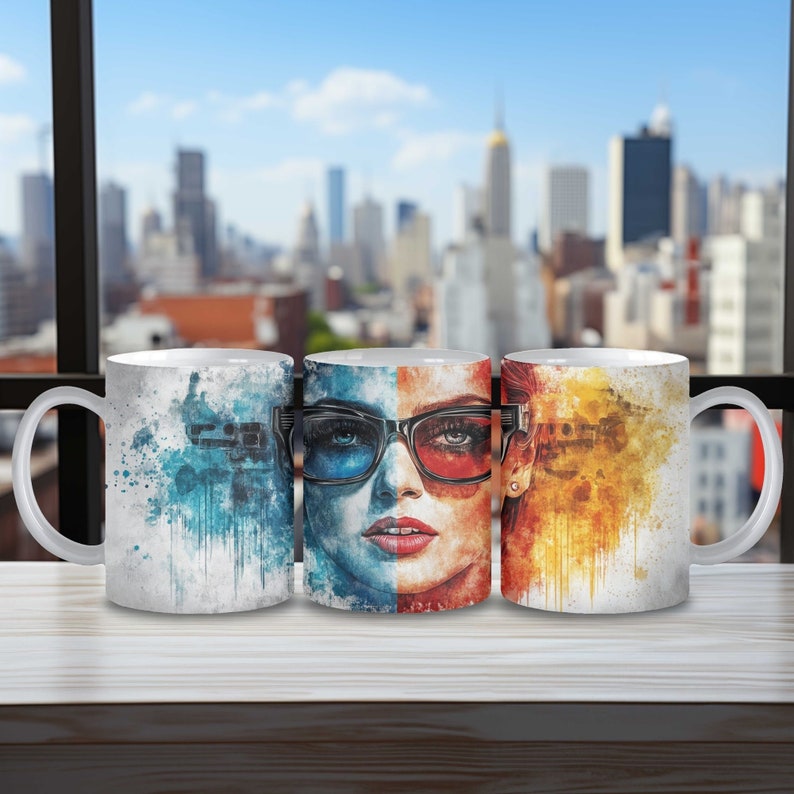 K&ouml;nnte beinhalten: Drei wei&szlig;e Keramikbecher mit einem Aquarelldesign eines Frauen Gesichts, das eine Sonnenbrille tr&auml;gt. Die Becher sind in einer Reihe auf einer Holzoberfl&auml;che angeordnet. Das Gesicht der Frau ist in drei Abschnitte unterteilt, jeder mit einem anderen Farbschema: blau, rot und gelb.