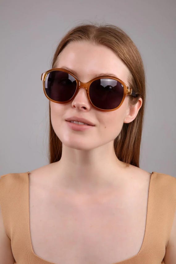Queen Nude Brown Leopard Oval Oversized Women Sunglasses  display picture 2