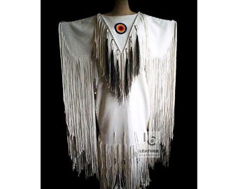 Abito da donna in pelle di vacchetta bianca con frange, abito da festival western fatto a mano ispirato ai nativi americani con lunghe frange e decorazioni di perline.