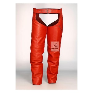 Puede incluir: Chaps de cuero rojo con cinturón y cierre de hebilla en la cintura. Los chaps tienen una cremallera en la pierna derecha y están diseñados para cubrir las piernas y la parte superior de los muslos. Incluye el texto "LEATHER CLOTHINGS".